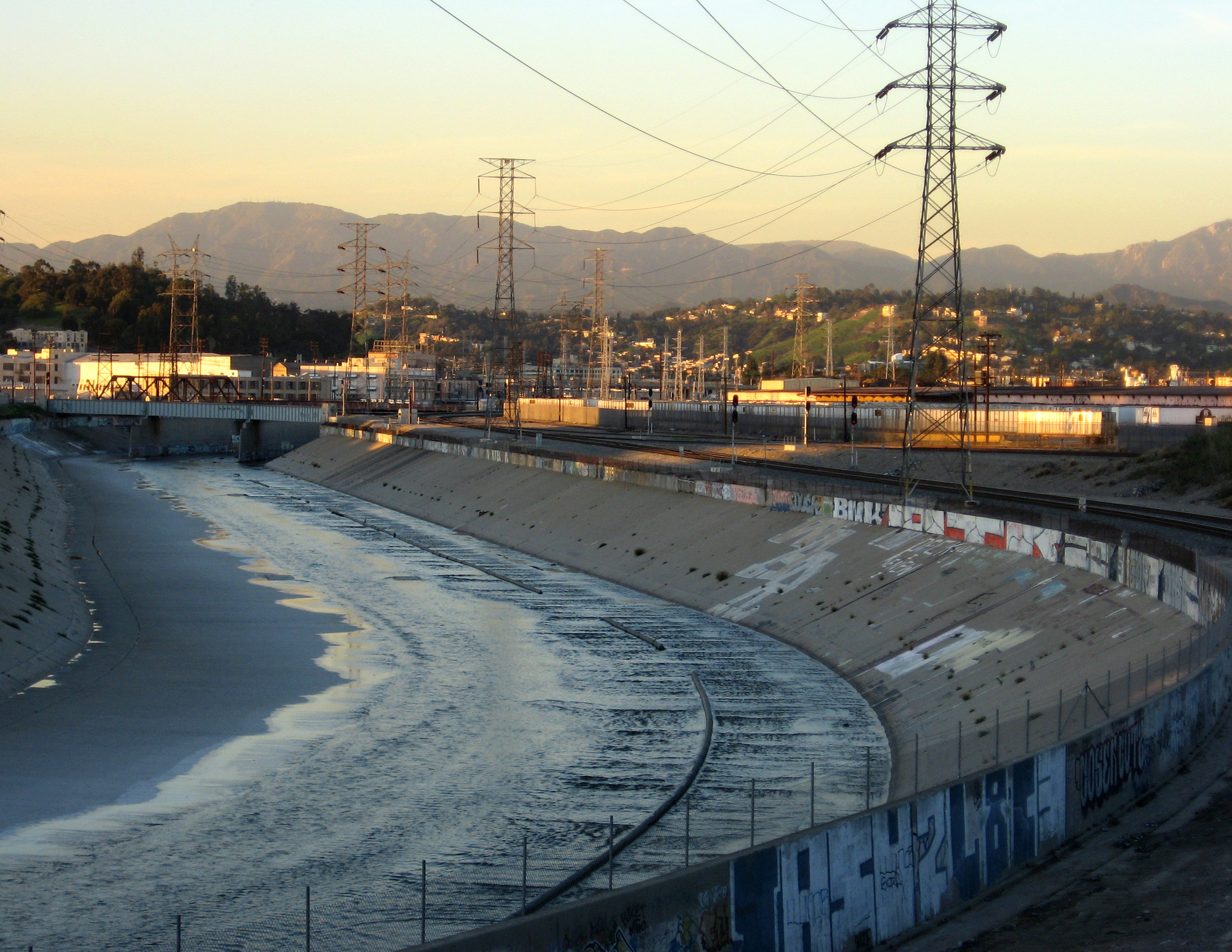 Los_Angeles_River_through_downtown_evening.jpg
